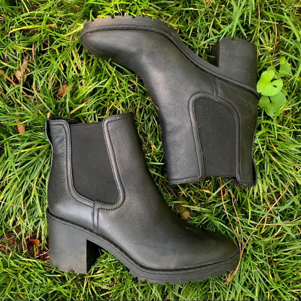 Vince 100% waterproof leather Chelsea boots 🕶